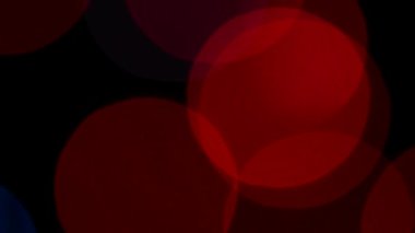 80 lerin tarzında Vintage Bokeh. Siyah bir arka plan üzerine yavaşça sağdan sola çok renkli yanıp sönen ışıkların büyük bokeh