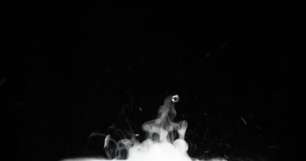 强烈的化学反应 慢动作 混合的液体和白色烟雾密集沸腾在屏幕底部的黑色背景 — 图库视频影像