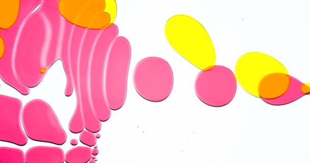 物质的聚合和融合 明亮的彩色气泡在白色背景上慢慢移动 改变它们的大小和形状 — 图库视频影像