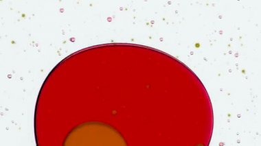 Hücresel yapılarının bulaşmış. Kirli yeşil şekiller parlak kırmızı yanında şamandıra. Hasta oluşumlar sağlıklı bir ortam tanıtıldı