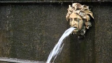 Su akar jet sayfasından bir insan yüzü şeklinde kavite bronz dekorasyon