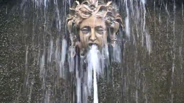 人間の顔の形で空洞ブロンズ装飾から流れる水のジェット — ストック動画
