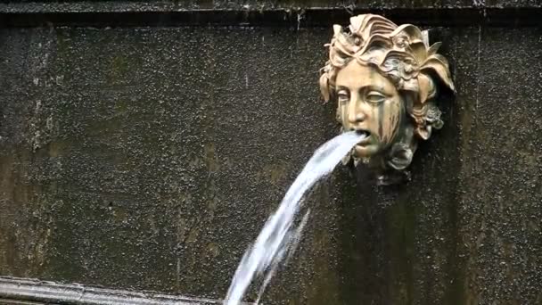 Vandstrålen Strømmer Fra Hulrum Bronze Dekorationer Form Menneskeligt Ansigt – Stock-video