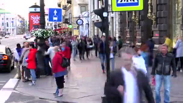 Zeitraffer Aktive Ströme Von Menschen Und Autos Einer Städtischen Umgebung — Stockvideo