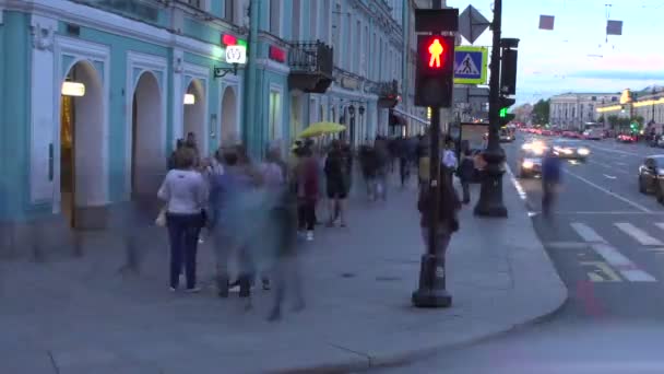 时间流逝 城市环境中的人和汽车的活跃流 慢慢的夜晚来了 — 图库视频影像