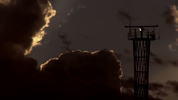 在黄昏快速变化的天气背景下 带有旋转天线和闪烁信号灯的通信塔 — 图库视频影像