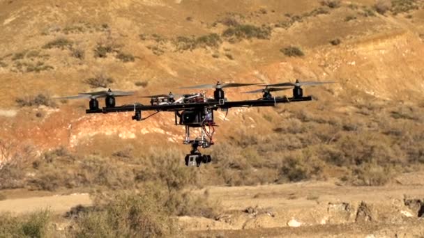 Drone Fácil Pairava Sobre Deserto Contra Pano Fundo Das Colinas — Vídeo de Stock