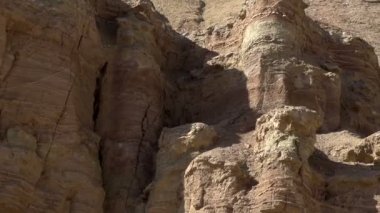 Kamera yavaş yavaş pitoresk kaya oluşumuna uzak çeker ve kanyon görkemli duvarlarının gösterir