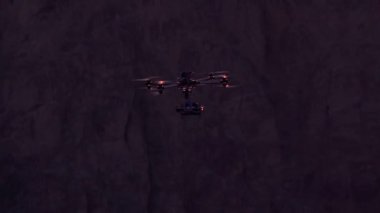 Quadrocopter güçlü gece Kanyon duvarları ay ışığında hareket eder. Ağır çekim 240 fps hızında