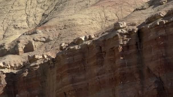 カメラはゆっくりと絵のような岩の形成から引っ張るし キャニオンの壮大な壁を示しています — ストック動画