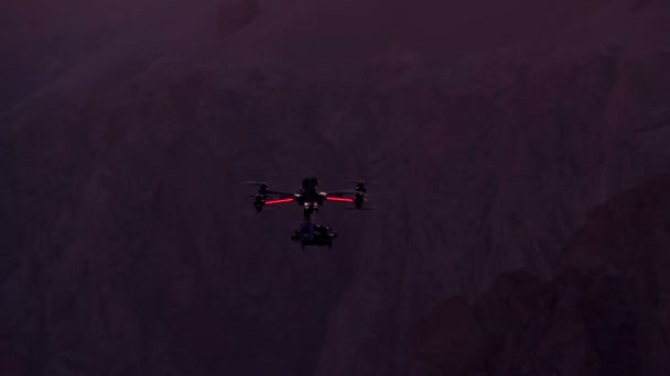 Krachtige Quadrocopter Gekruld Boven Canyon Bij Zonsondergang Met Een Snelheid — Stockvideo