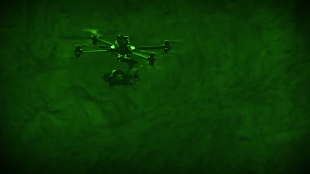 Kraftfull Quadrocopter Ringlad Över Canyon Vid Solnedgången — Stockvideo