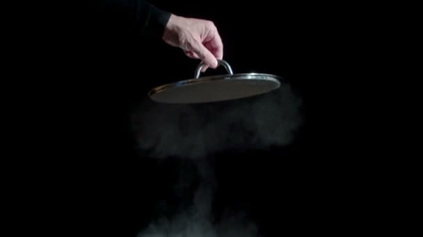 Des Nuages Blancs Vapeur Élèvent Sous Capuchon Surélevé Sur Fond — Video