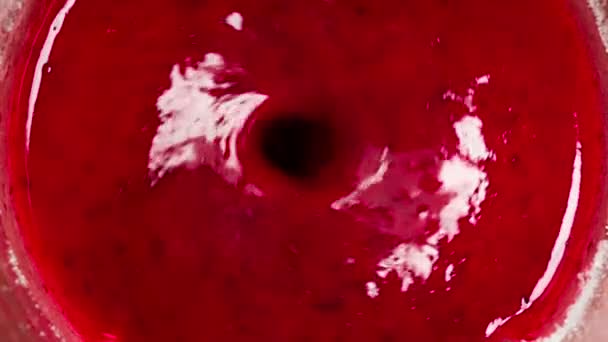 Blender Maakt Een Trechter Bessen Met Suiker Roze Bubbels Een — Stockvideo