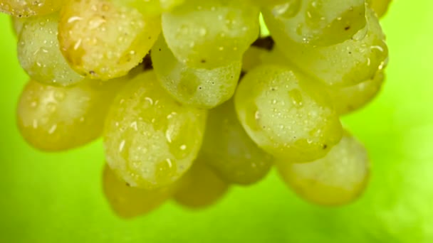 被透明水滴覆盖的绿葡萄在摄像机前慢慢旋转 — 图库视频影像