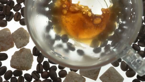 Вид Сверху Свежеприготовленный Кофе Медленно Наливают Прозрачную Чашку Чашка Стоит — стоковое видео