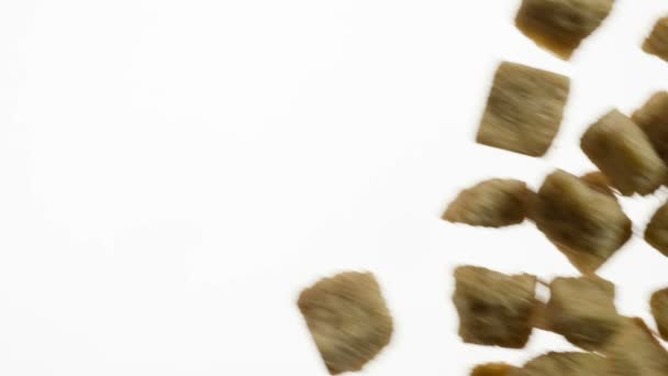 Pohled Shora Kousky Hnědého Třtinového Cukru Jsou Vyvolány Zářivě Bílém — Stock video