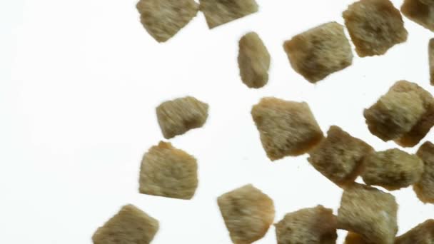 Pohled Shora Kousky Hnědého Třtinového Cukru Jsou Vyvolány Zářivě Bílém — Stock video