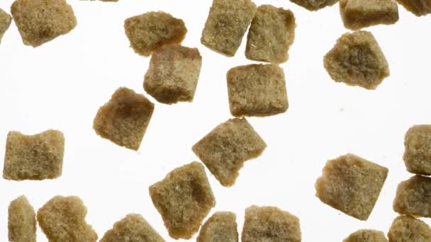 Yukarıdan Görüntüleyin Kahverengi Şeker Kamışı Parçaları Bir Parlak Beyaz Yüzey — Stok video