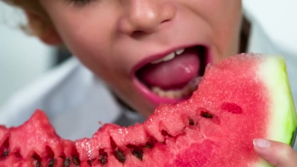 Lustige Rote Junge Mit Sommersprossen Beißt Ein Stück Wassermelone Großaufnahme — Stockvideo