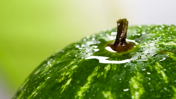 西瓜上覆盖着大量闪亮的水滴 从上面 水滴落在上面 造成飞溅 以240Fps 的速度拍摄 — 图库视频影像