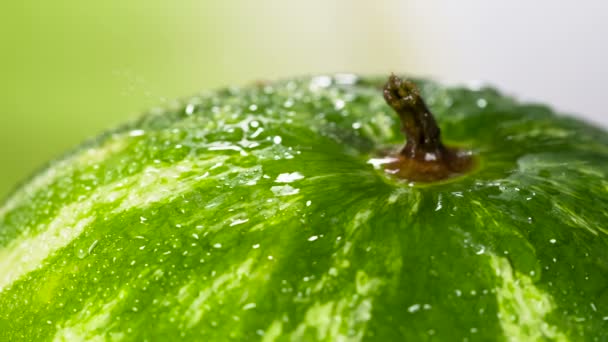 西瓜上覆盖着大量闪亮的水滴 从上面 水滴落在上面 造成飞溅 以240Fps 的速度拍摄 — 图库视频影像