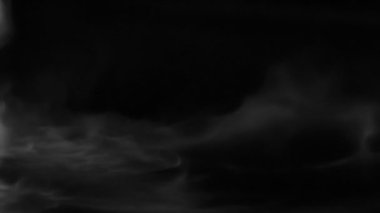 Ağır beyaz duman düşer ve siyah arka plan üzerinde yayılır