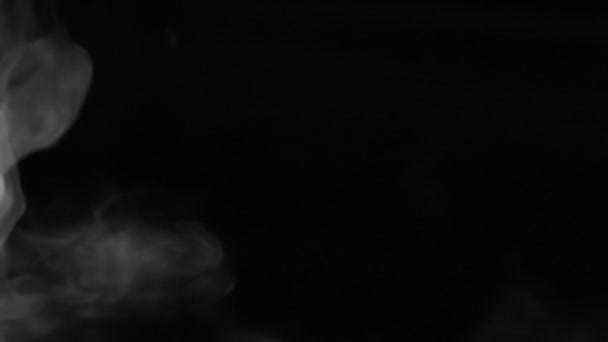 Zware Witte Rook Valt Verspreidt Zich Zwarte Achtergrond — Stockvideo