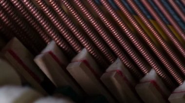 Piyano çekiç araç içinde dizeleri çarpıcı yumuşak keçe kaplı. 240 fps hızında filme