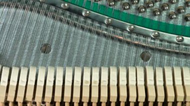 Piyano çekiç dönüşümlü dizeleri çarpıcı farklı yönlere çalıştırmak