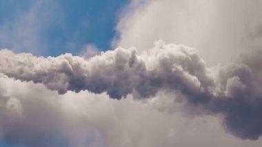 Dikey video. Beyaz buhar büyük bir sütun gökyüzüne yükselir