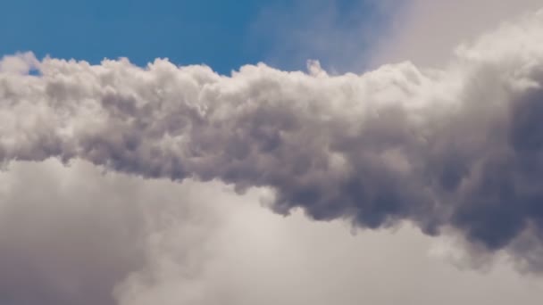 Vertikales Video Eine Riesige Weiße Dampfsäule Steigt Den Himmel — Stockvideo