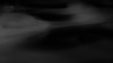 Ağır beyaz duman yavaş yavaş yavaş yavaş eriterek siyah yüzey üzerine yayılır. 240 fps hızında filme