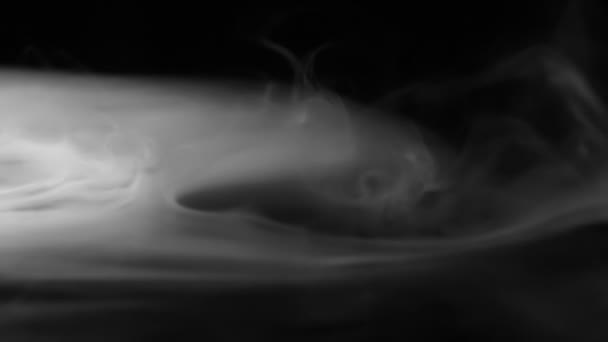 Тяжелый Белый Дым Медленно Распространяется Черной Поверхности Постепенно Растворяется Съемки — стоковое видео