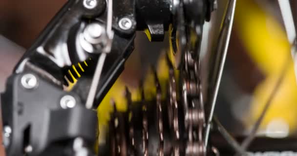 自転車のチェーンは 歯車を回転します 機構は ホイールを回転させます 120 Fps の速度で撮影 — ストック動画
