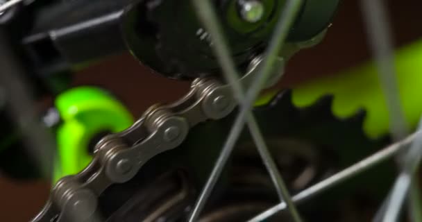 Die Fahrradkette Dreht Die Gänge Der Mechanismus Dreht Das Rad — Stockvideo