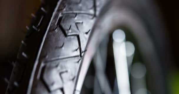 橡胶自行车轮胎在镜头前旋转 120 Fps 的速度拍摄 — 图库视频影像