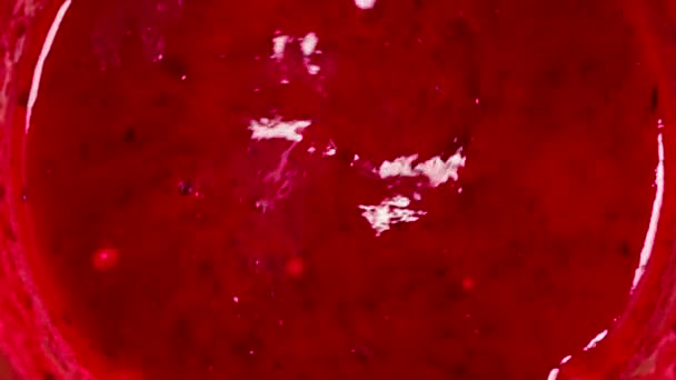 Блендер Створює Ягідну Воронку Цукром Рожевими Бульбашками Спреєм Мусу Летить — стокове відео