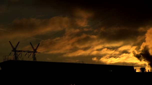 Attività Nella Zona Industriale Tramonto Nuvole Vapore Salire Vicino Sagome — Video Stock