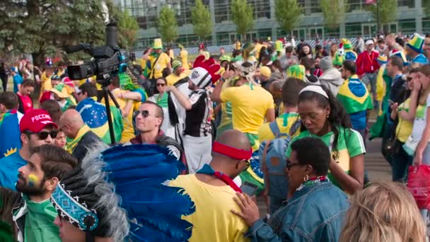 San Petersburgo Rusia Junio 2018 Cámara Lenta Felices Fans Brasileños — Vídeo de stock