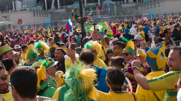 San Petersburgo Rusia Junio 2018 Cámara Lenta Aficionados Brasileños Fútbol — Vídeos de Stock