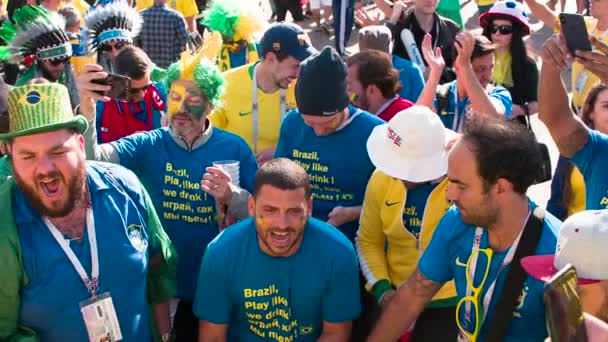2018年6月22日 ロシア サンクトペテルブルク スローモーション ブラジルのファンは歌を歌います ワールドカップ2018でチームの勝利を祝うファンの群衆 — ストック動画