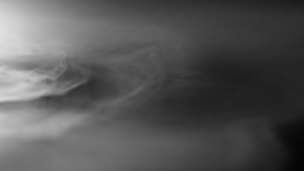 浓重的白烟慢慢扩散到黑色的表面上 逐渐消散 — 图库视频影像