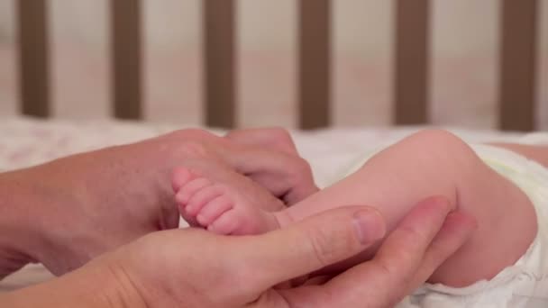 Новонароджена Дитина Памперсі Лежить Роздягальні Чоловіча Рука Ніжно Погладжує Ноги — стокове відео