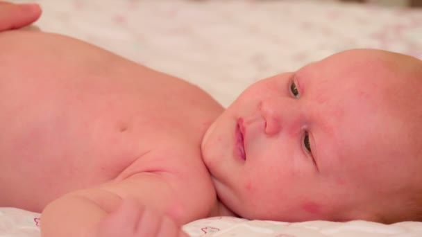 Monat Baby Auf Dem Rücken Liegend Weibliche Hand Streichelt Sie — Stockvideo