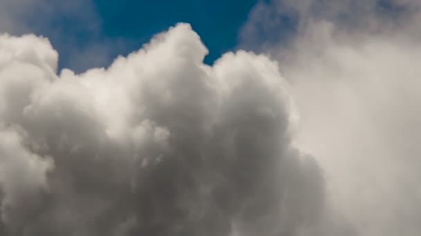 Temps écoulé. Vue depuis le sommet de la montagne jusqu'aux nuages violents .