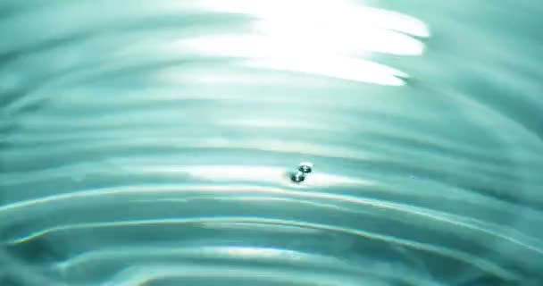 Drop Liquid Slowly Falls Water Surface Beautiful Splash Circles Water — Stock Video