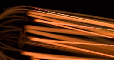 Yakın çekim siyah bir zemin üzerine kor tungsten filaman yanıp