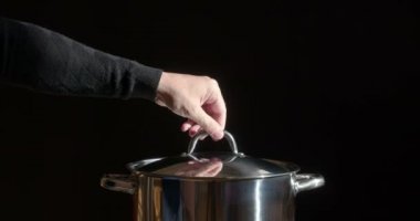 Beyaz bulutlar Buhar yükseltilmiş kap altından siyah bir arka plan üzerinde yükselir. 120 fps hızında filme