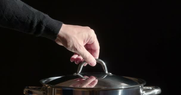 Nuvens Brancas Vapor Sobem Baixo Gorro Levantado Fundo Preto Filmado — Vídeo de Stock